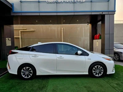 2022 TOYOTA PRIUS 1.8 Litres 4 Cylinders HYBRID Engine White Black Hatchback Automatic
