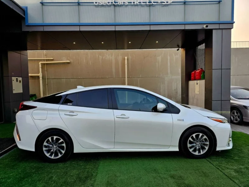 2022 TOYOTA PRIUS 1.8 Litres 4 Cylinders HYBRID Engine White Black Hatchback Automatic