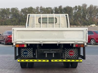 2017 Mitsubishi Fuso Canter 3.0 Litres 4-cylinder Diesel Engine White Grey Truck GCC 14FT