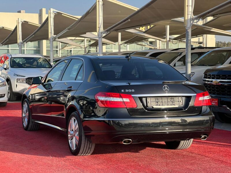 2013 Mercedes Benz E300 3.0 Litres 6 Cylinders Petrol Engine Black Sedan Korean Specs