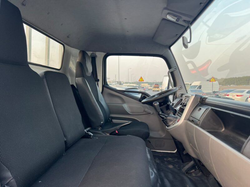 2017 Mitsubishi Fuso Canter 3.0 Litres 4-cylinder Diesel Engine White Grey Truck GCC 14FT