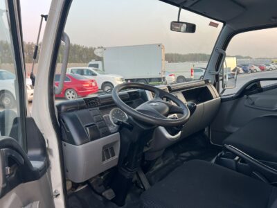 2017 Mitsubishi Fuso Canter 3.0 Litres 4-cylinder Diesel Engine White Grey Truck GCC 14FT