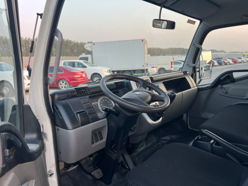 2017 Mitsubishi Fuso Canter 3.0 Litres 4-cylinder Diesel Engine White Grey Truck GCC 14FT