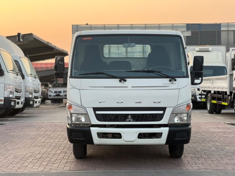 2017 Mitsubishi Fuso Canter 3.0 Litres 4-cylinder Diesel Engine White Grey Truck GCC 14FT