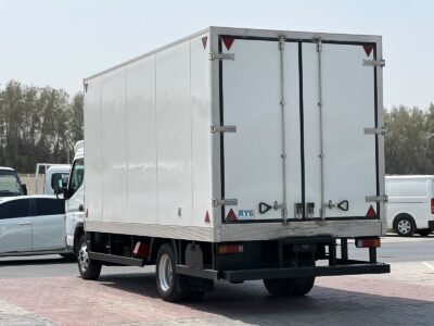 2022 Mitsubishi Canter 16FT Chiller 4.2L 4 Cylinders Diesel Engine White Black Truck GCC