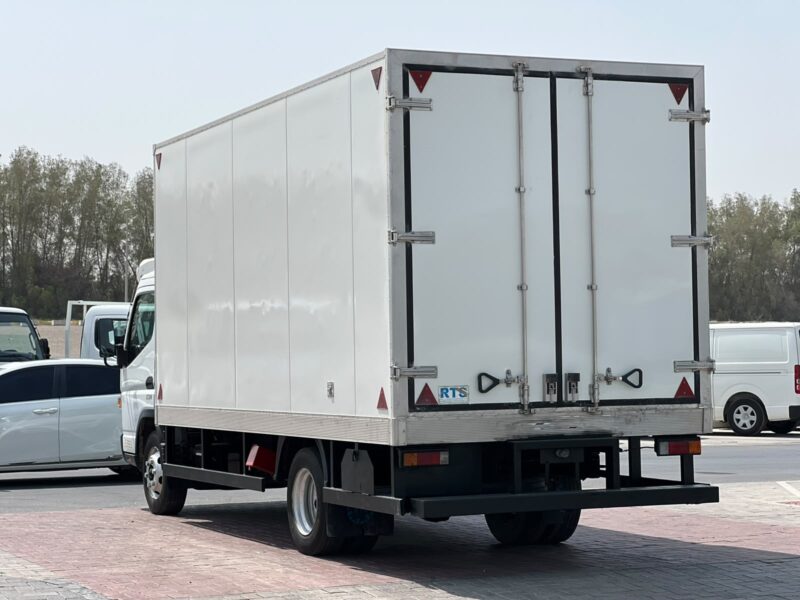 2022 Mitsubishi Canter 16FT Chiller 4.2L 4 Cylinders Diesel Engine White Black Truck GCC