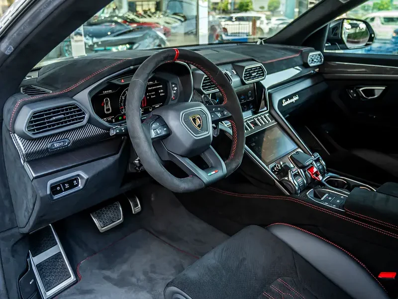 2024 Lamborghini Urus Performante 4.0-liter twin-turbo V8 Petrol Engine White Black SUV
