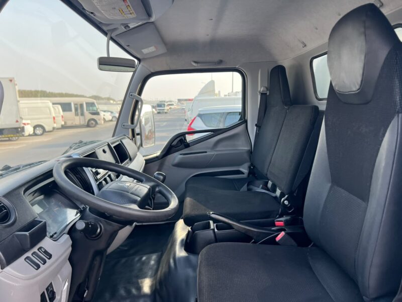 2021 Mitsubishi Canter 14FT Watter Shutters 4.2L 4 Cylinders Diesel Engine White Black MT