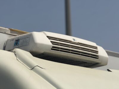 2022 Mitsubishi Canter 16FT Chiller 4.2L 4 Cylinders Diesel Engine White Black Truck GCC