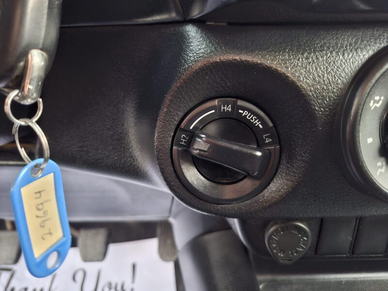 2019 Toyota Hilux 2.7L Dual VVT-i Inline-4 Petrol Engine White Black Pickup Truck GCC Specs