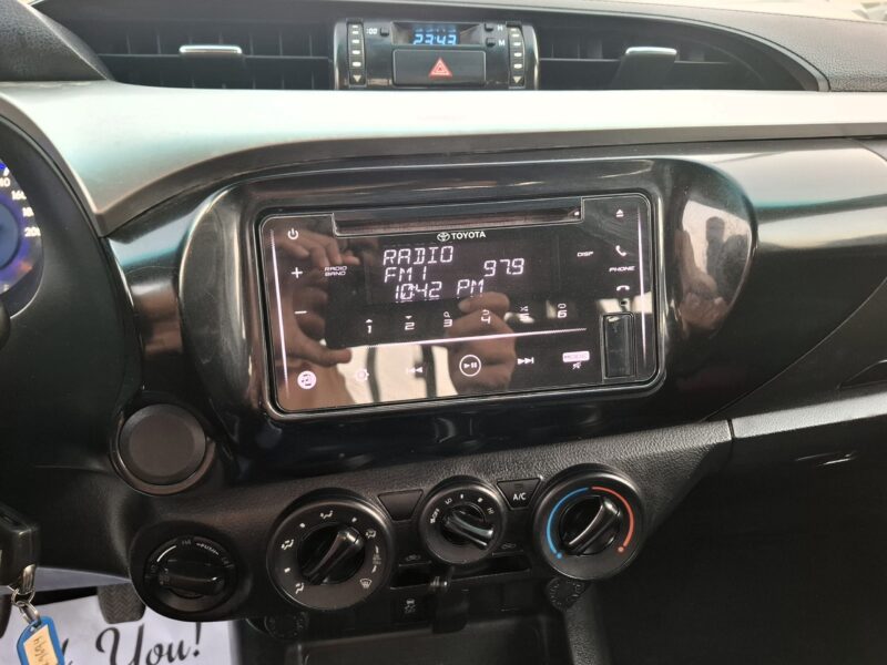 2019 Toyota Hilux 2.7L Dual VVT-i Inline-4 Petrol Engine White Black Pickup Truck GCC Specs