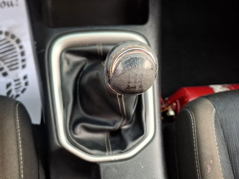 2019 Toyota Hilux 2.7L Dual VVT-i Inline-4 Petrol Engine White Black Pickup Truck GCC Specs