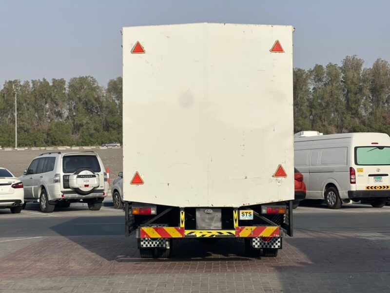 2021 Mitsubishi Canter 14FT Watter Shutters 4.2L 4 Cylinders Diesel Engine White Black MT