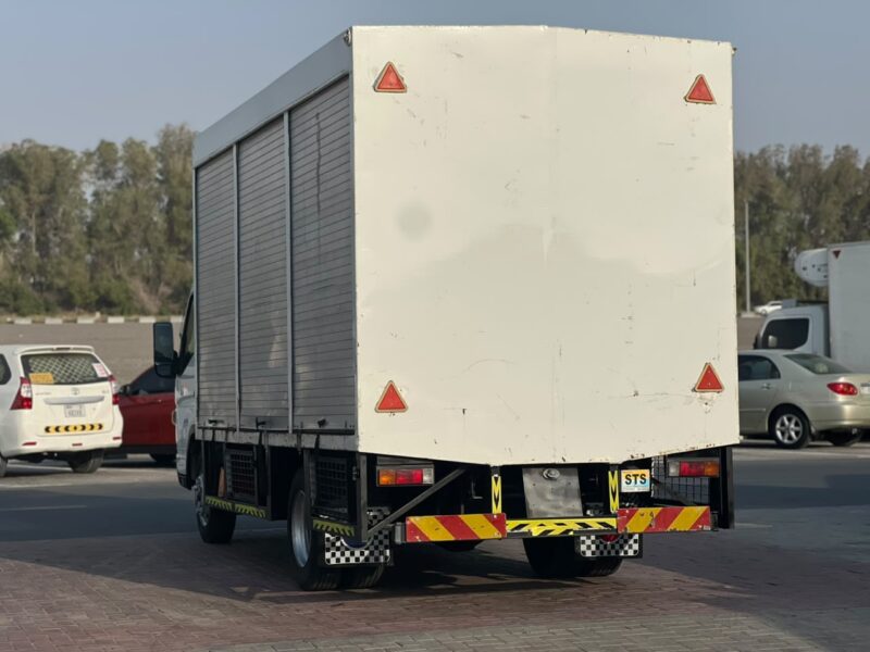 2021 Mitsubishi Canter 14FT Watter Shutters 4.2L 4 Cylinders Diesel Engine White Black MT