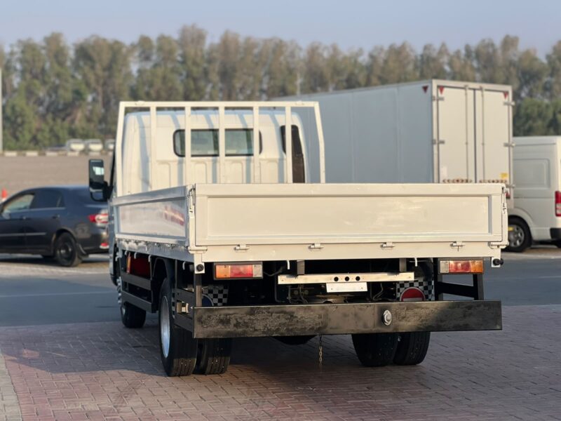 2021 Mitsubishi Canter 14FT 4.2L 4 Cylinders Diesel Engine White Black GCC Specs MT