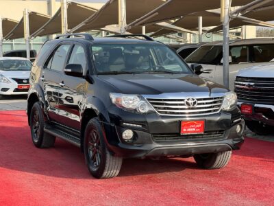 2015 Toyota Fortuner 4.0 Litres 6 Cylinders Petrol Engine Black GCC Specs Automatic