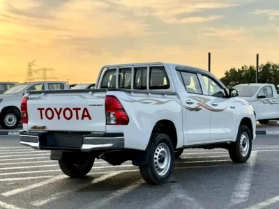 2026 Toyota Hilux SR5 4 Cylinders Petrol Engine White Red Pickup Truck GCC Specs