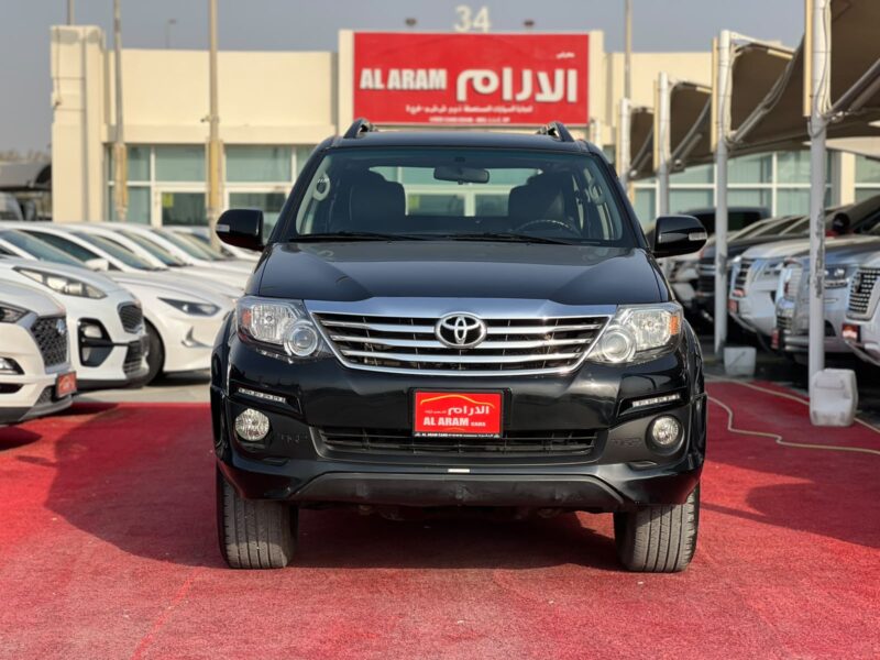 2015 Toyota Fortuner 4.0 Litres 6 Cylinders Petrol Engine Black GCC Specs Automatic