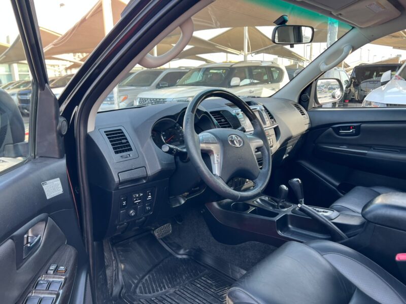 2015 Toyota Fortuner 4.0 Litres 6 Cylinders Petrol Engine Black GCC Specs Automatic