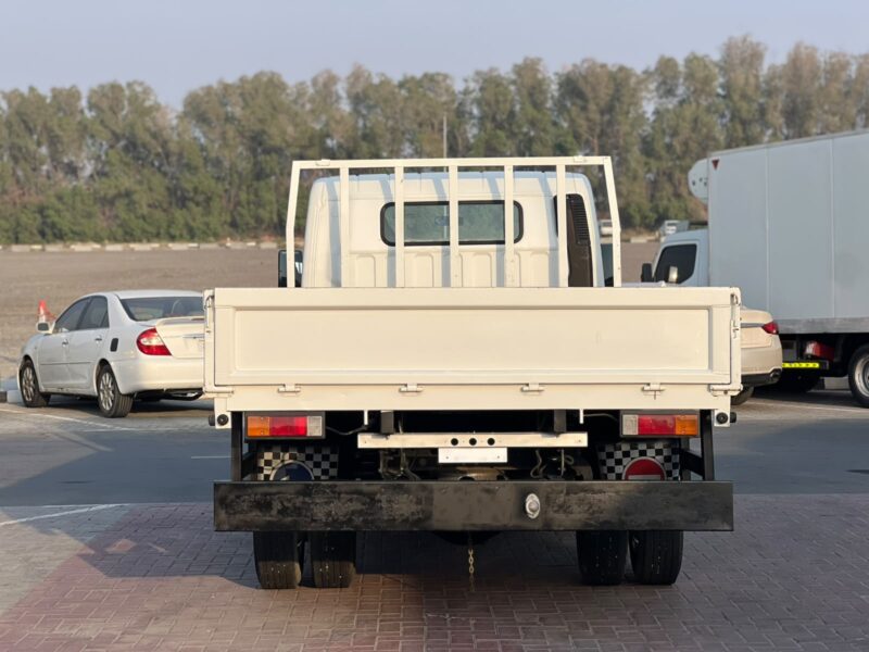 2021 Mitsubishi Canter 14FT 4.2L 4 Cylinders Diesel Engine White Black GCC Specs MT