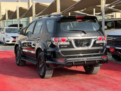 2015 Toyota Fortuner 4.0 Litres 6 Cylinders Petrol Engine Black GCC Specs Automatic