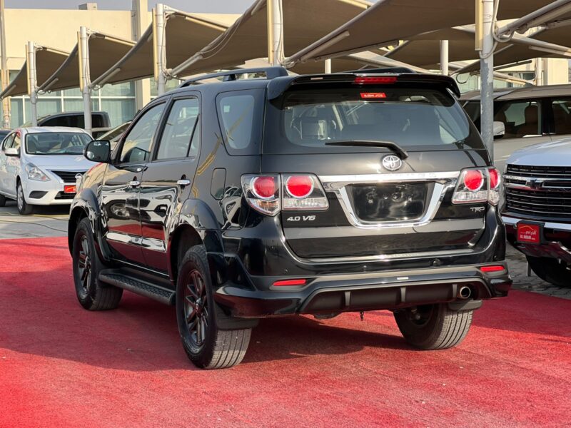 2015 Toyota Fortuner 4.0 Litres 6 Cylinders Petrol Engine Black GCC Specs Automatic