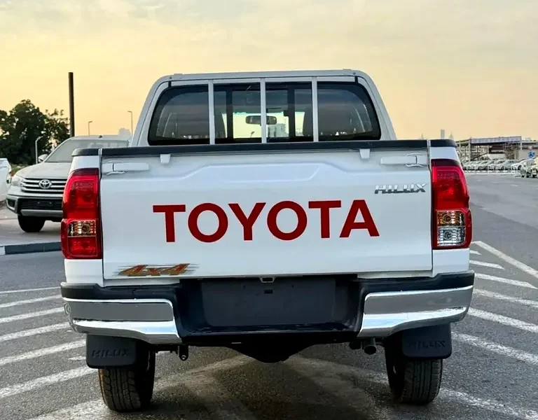 2026 Toyota Hilux SR5 4 Cylinders Petrol Engine White Red Pickup Truck GCC Specs