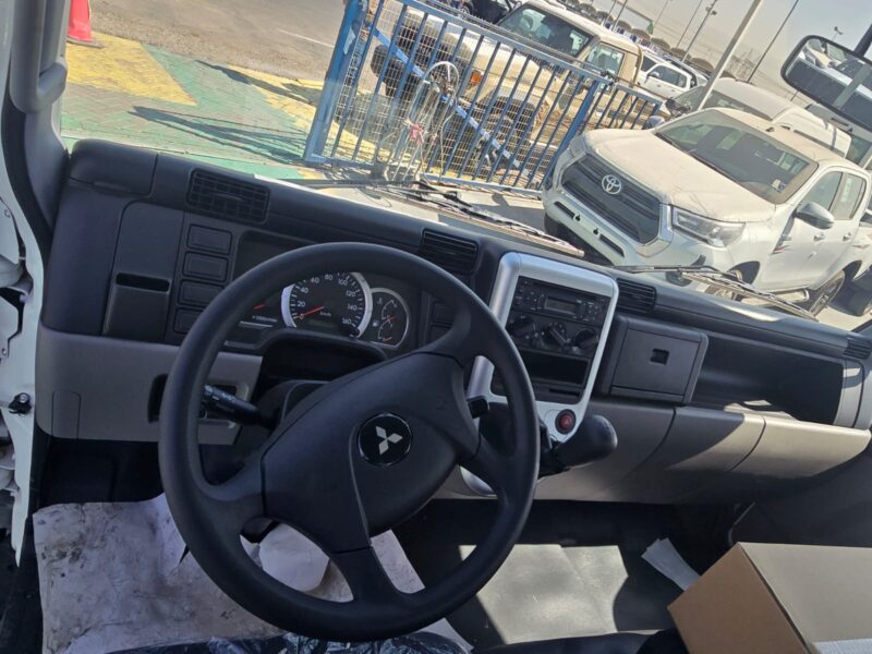 2026 Mitsubishi CANTER BOX 3.0-liter 4-cylinder Turbo Diesel Engine White Black Truck GCC