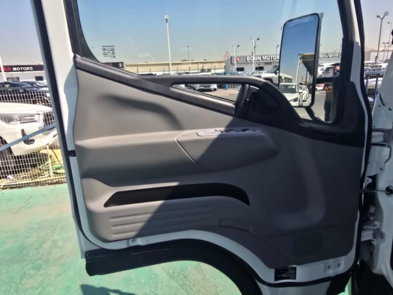 2026 Mitsubishi CANTER BOX 3.0-liter 4-cylinder Turbo Diesel Engine White Black Truck GCC