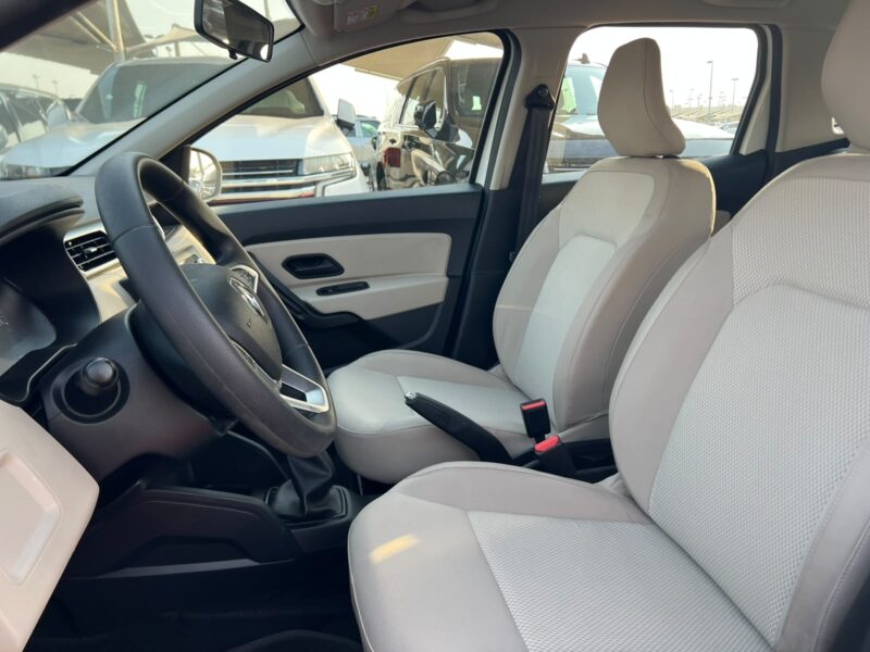 2023 Renault Duster 2.0 Litres V4 Petrol Engine White Beige SUV GCC Specs 4WD Automatic