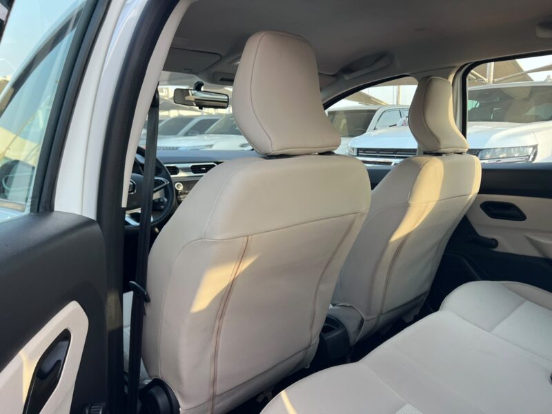 2023 Renault Duster 2.0 Litres V4 Petrol Engine White Beige SUV GCC Specs 4WD Automatic