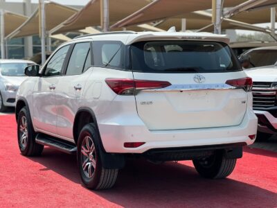 2022 Toyota Fortuner 4.0 Litres 6 Cylinders Petrol Engine White Tan SUV GCC Specs Automatic