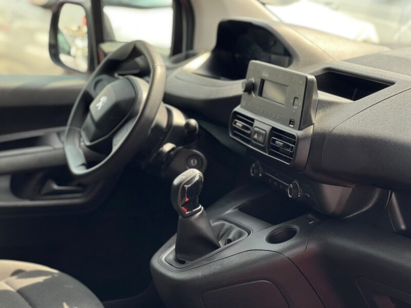 2023 Peaugeot Partner 1.6 Litres 4 Cylinders Diesel Engine White Grey Van Manual GCC Specs