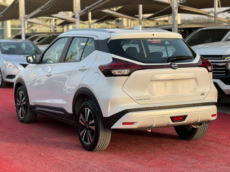 2024 Nissan Kicks 1.6 Liters 4 Cylinders Petrol Engine White Black SUV GCC Specs Automatic