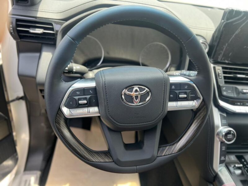 2024 Toyota Land Cruiser VXR 3.3L twin-turbo 6 Cylinders Diesel Engine White Red SUV GCC