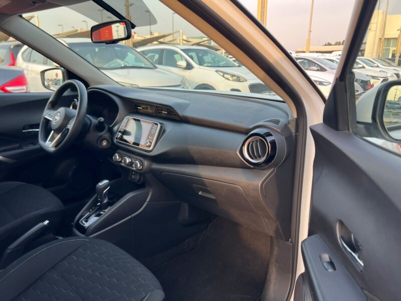 2024 Nissan Kicks 1.6 Liters 4 Cylinders Petrol Engine White Black SUV GCC Specs Automatic
