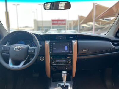2022 Toyota Fortuner 4.0 Litres 6 Cylinders Petrol Engine White Tan SUV GCC Specs Automatic