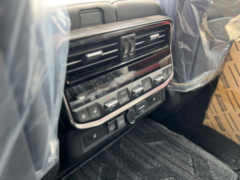 2024 Toyota Land Cruiser VXR 3.3L twin-turbo 6 Cylinders Diesel Engine White Red SUV GCC