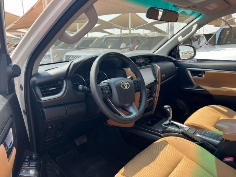 2022 Toyota Fortuner 4.0 Litres 6 Cylinders Petrol Engine White Tan SUV GCC Specs Automatic
