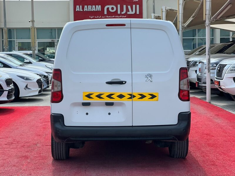 2023 Peaugeot Partner 1.6 Litres 4 Cylinders Diesel Engine White Grey Van Manual GCC Specs