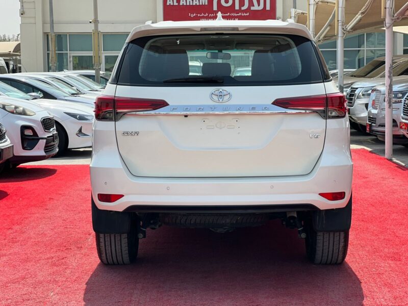 2022 Toyota Fortuner 4.0 Litres 6 Cylinders Petrol Engine White Tan SUV GCC Specs Automatic