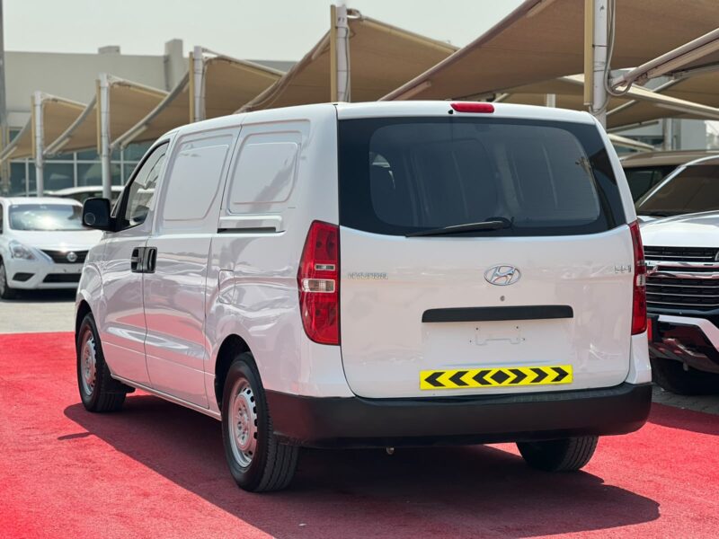 2021 Hyundai H1 3 Seats Manual 2.4L 4 Cylinders Petrol Engine White Grey Van GCC Specs