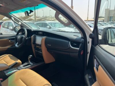 2022 Toyota Fortuner 4.0 Litres 6 Cylinders Petrol Engine White Tan SUV GCC Specs Automatic