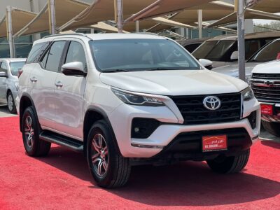2022 Toyota Fortuner 4.0 Litres 6 Cylinders Petrol Engine White Tan SUV GCC Specs Automatic
