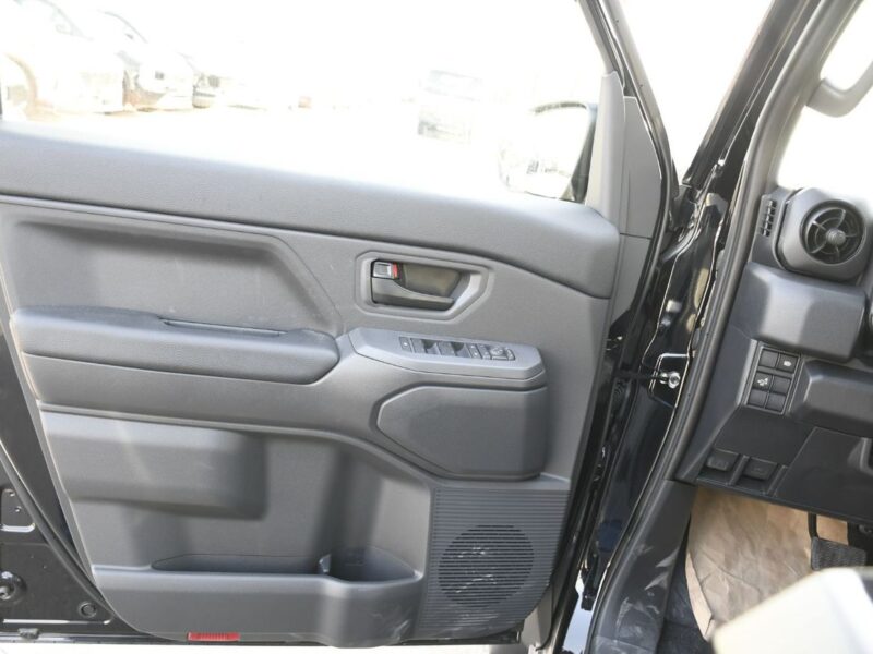 2027 TOYOTA FJ CRUISER 2.7 Litres 4 Cylinders Petrol Engine Black SUV GCC Specs