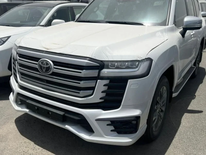 2024 Toyota Land Cruiser VXR 3.3L twin-turbo 6 Cylinders Diesel Engine White Red SUV GCC