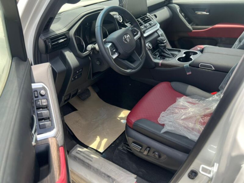 2024 Toyota Land Cruiser VXR 3.3L twin-turbo 6 Cylinders Diesel Engine White Red SUV GCC