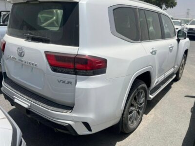 2024 Toyota Land Cruiser VXR 3.3L twin-turbo 6 Cylinders Diesel Engine White Red SUV GCC