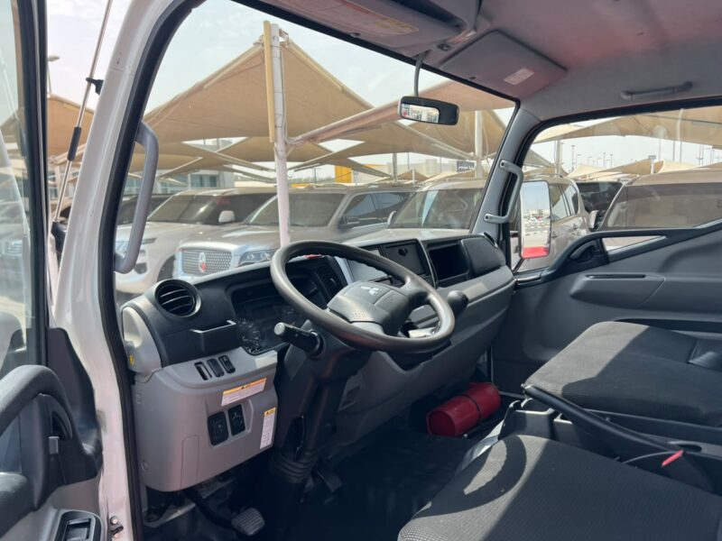 2025 Mitsubishi Canter 16FT Manual 4.2L 4 Cylinders Diesel Engine White Black Truck GCC