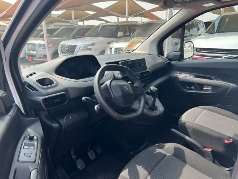2023 Peaugeot Partner 1.6 Litres 4 Cylinders Diesel Engine White Grey Van Manual GCC Specs
